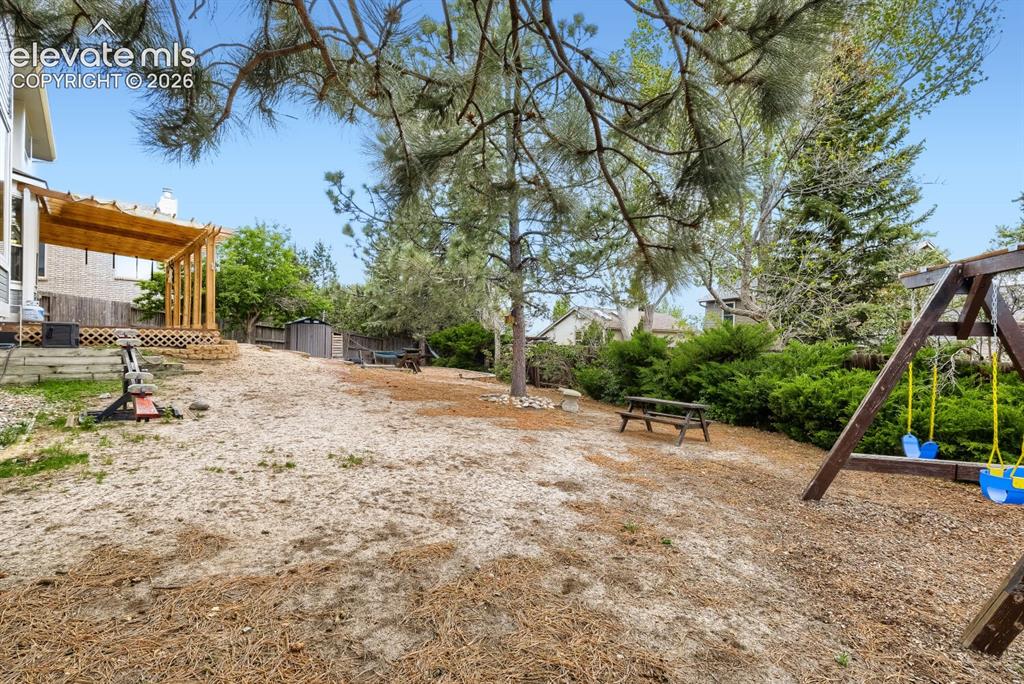 Image 4 of 28: Yard