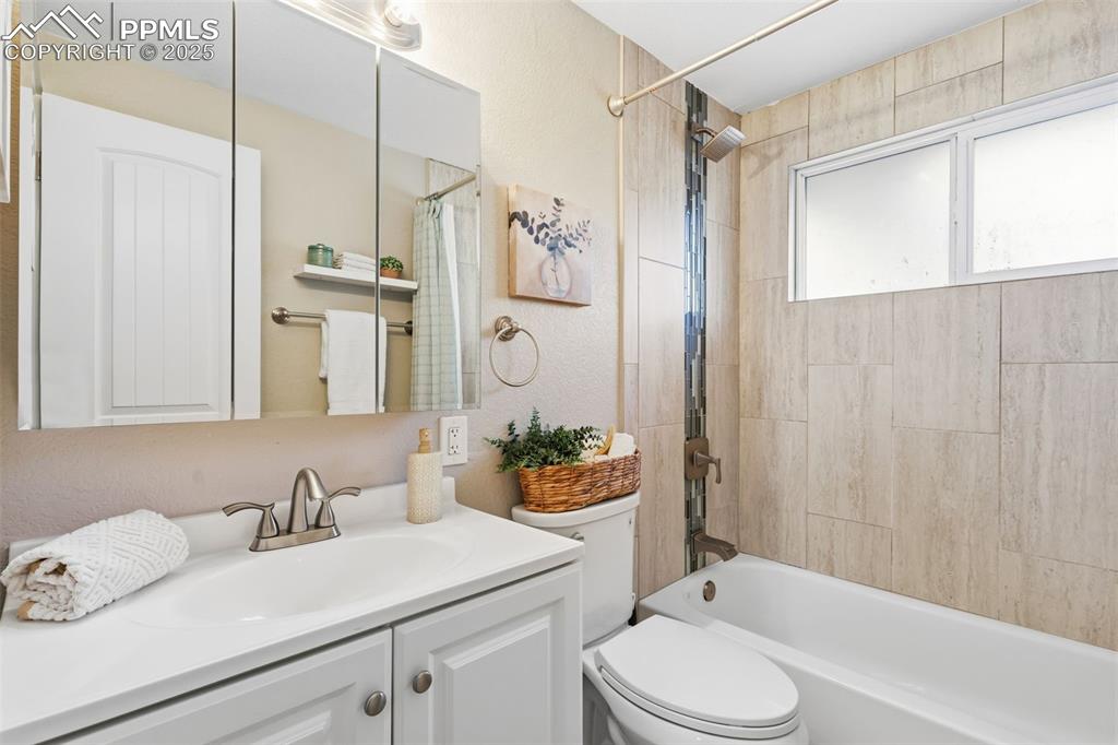 Image 11 of 27: Bathroom