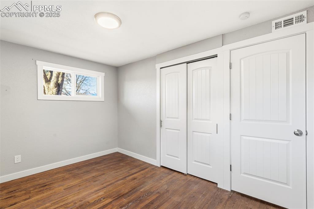 Image 15 of 27: Bedroom