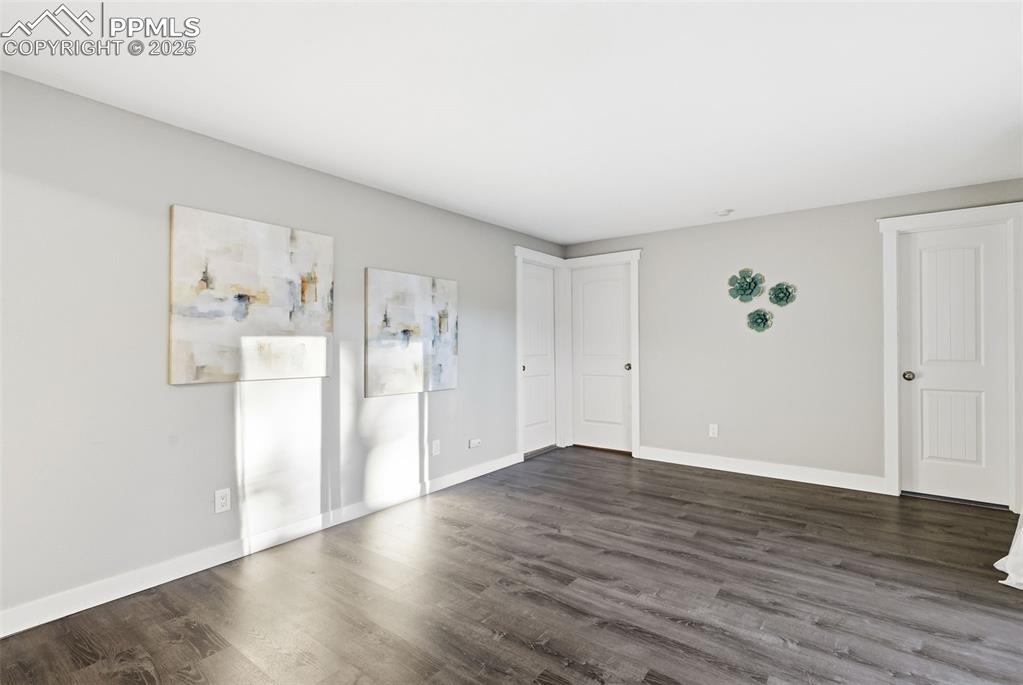 Image 16 of 27: Bedroom