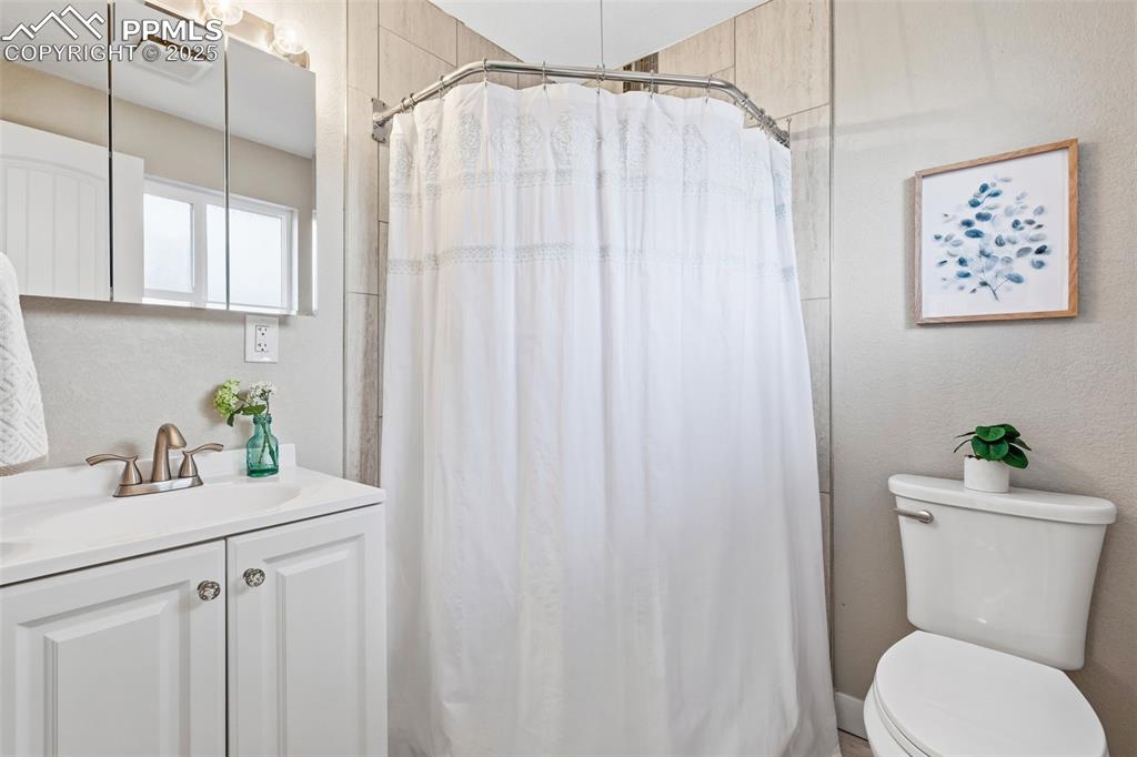 Image 18 of 27: Bathroom