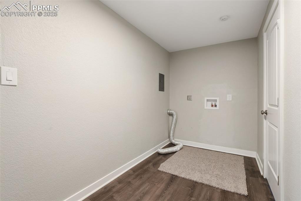 Image 21 of 27: Laundry