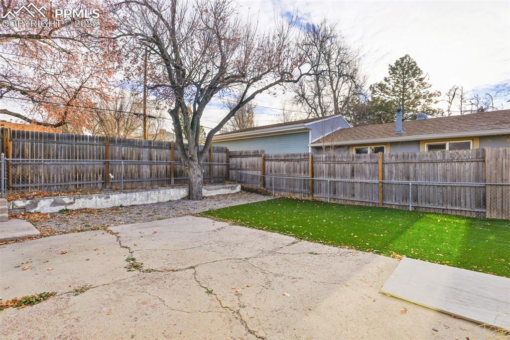 Image 24 of 27: Yard