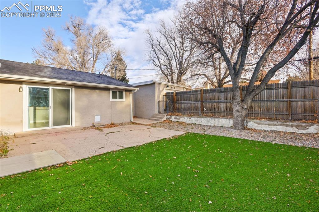 Image 25 of 27: Yard