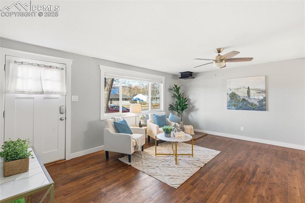 Image 3 of 27: Sitting Room