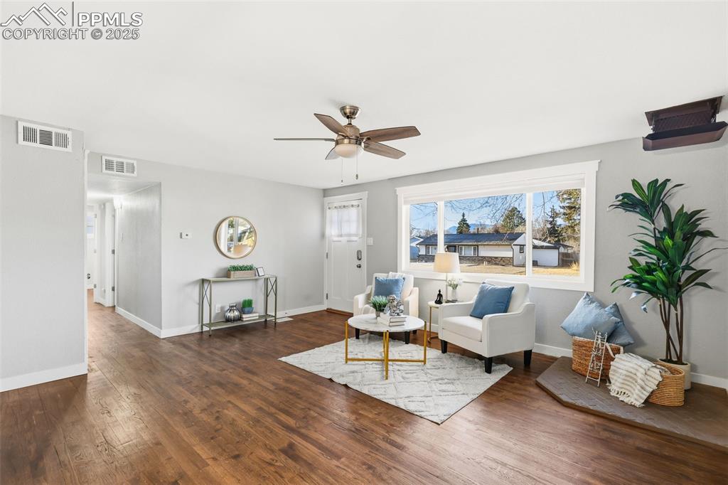 Image 4 of 27: Living Room