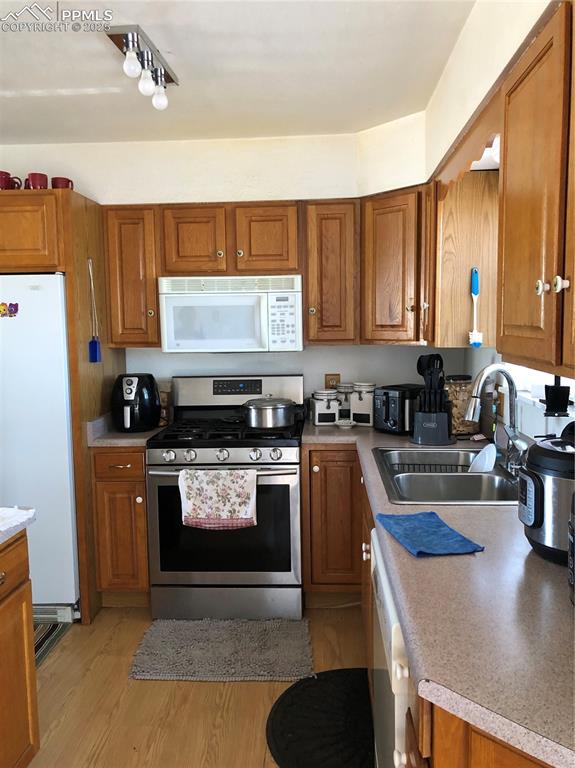Image 4 of 25: Kitchen
