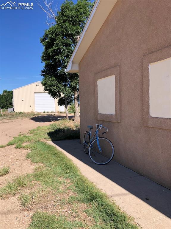 Image 9 of 25: Garage