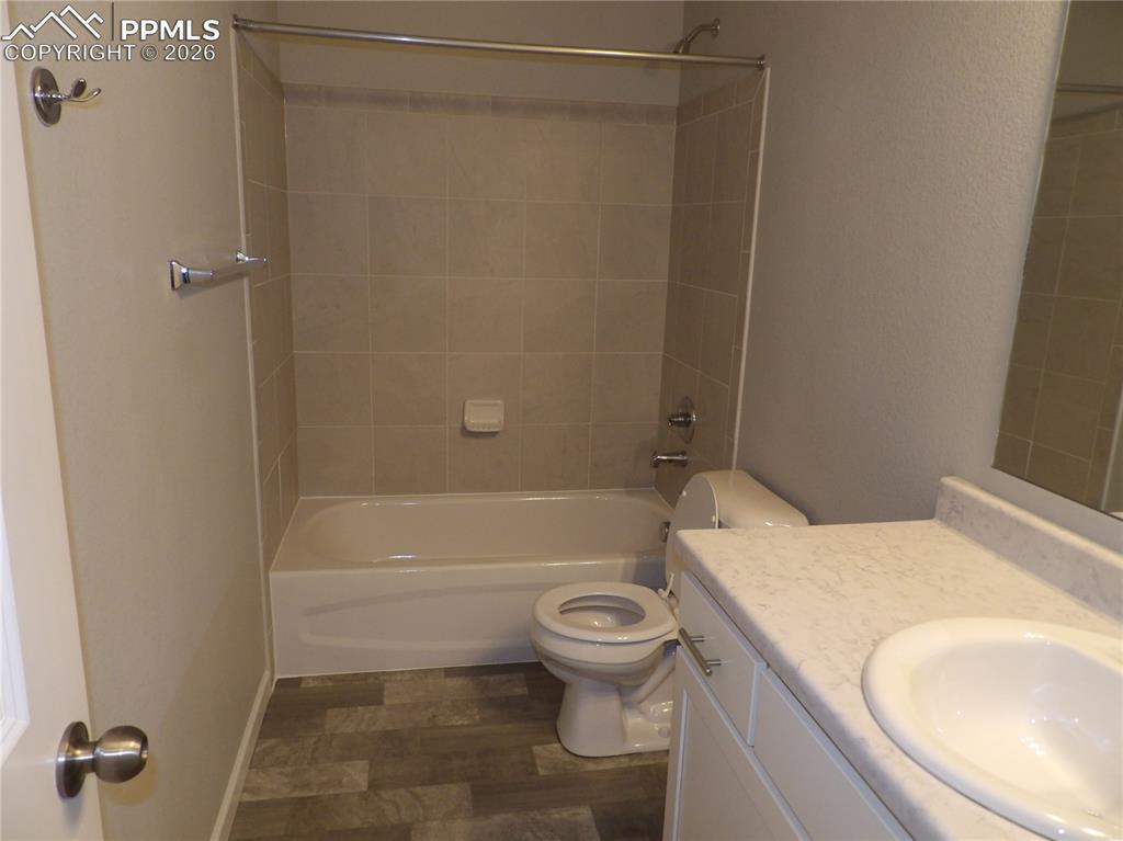 Image 14 of 22: Bathroom