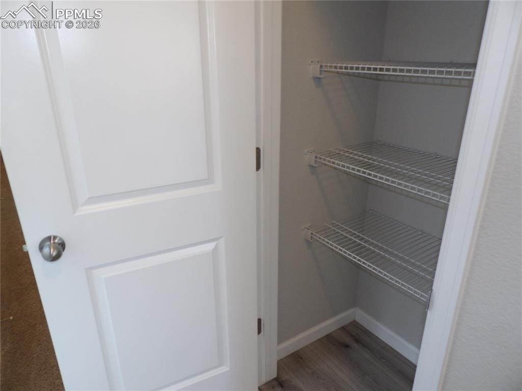 Image 21 of 22: Closet