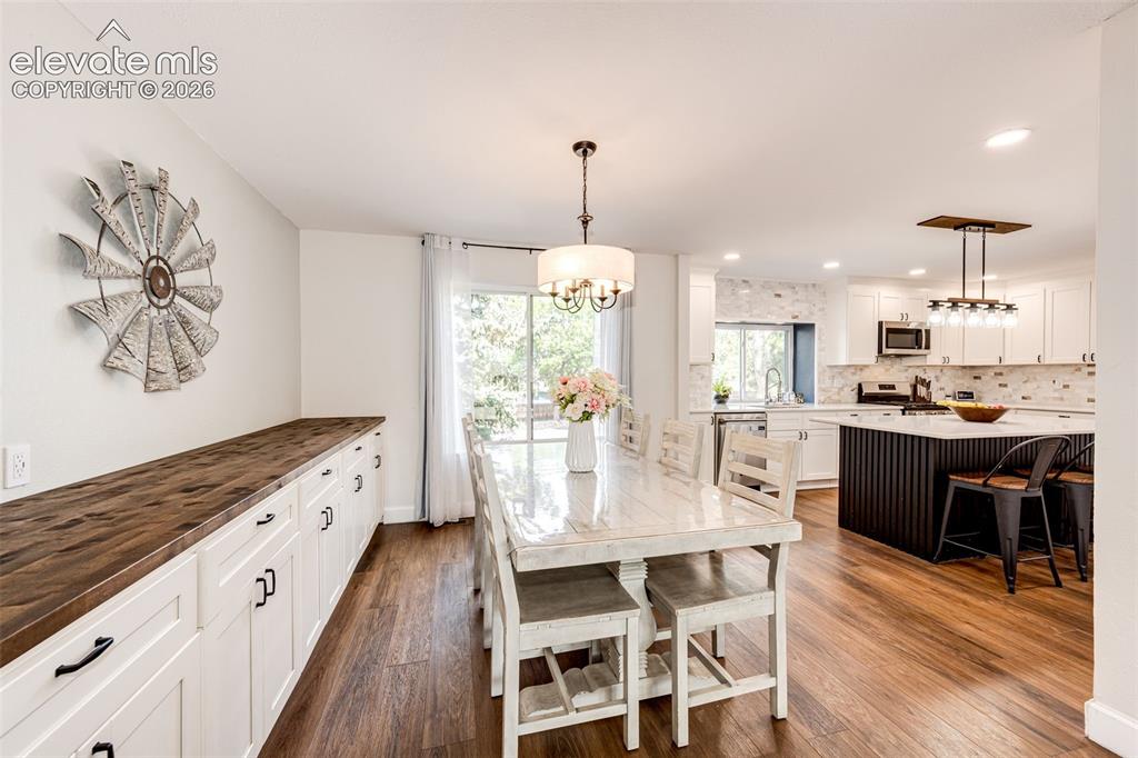Image 10 of 40: Dining Area
