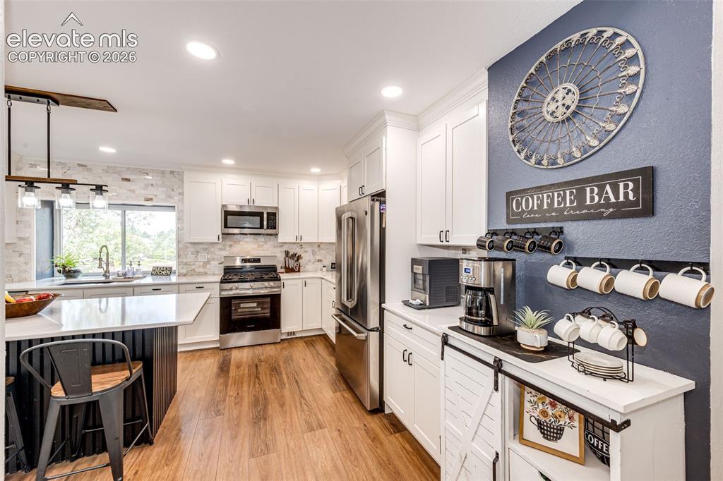 Image 7 of 40: Kitchen
