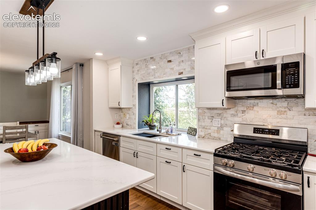 Image 9 of 40: Kitchen
