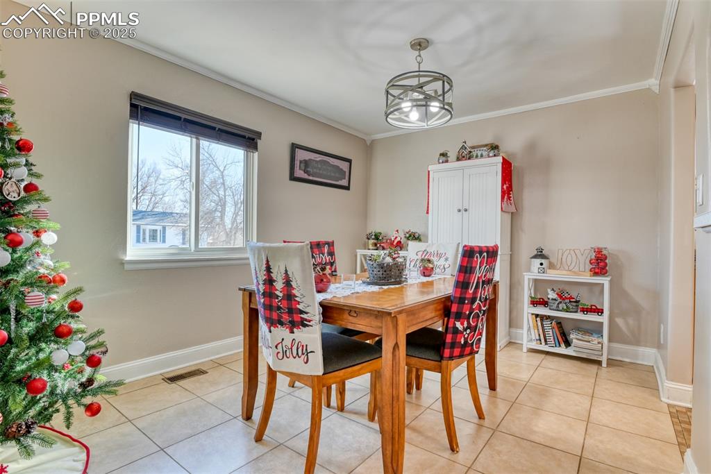 Image 13 of 39: Dining Area