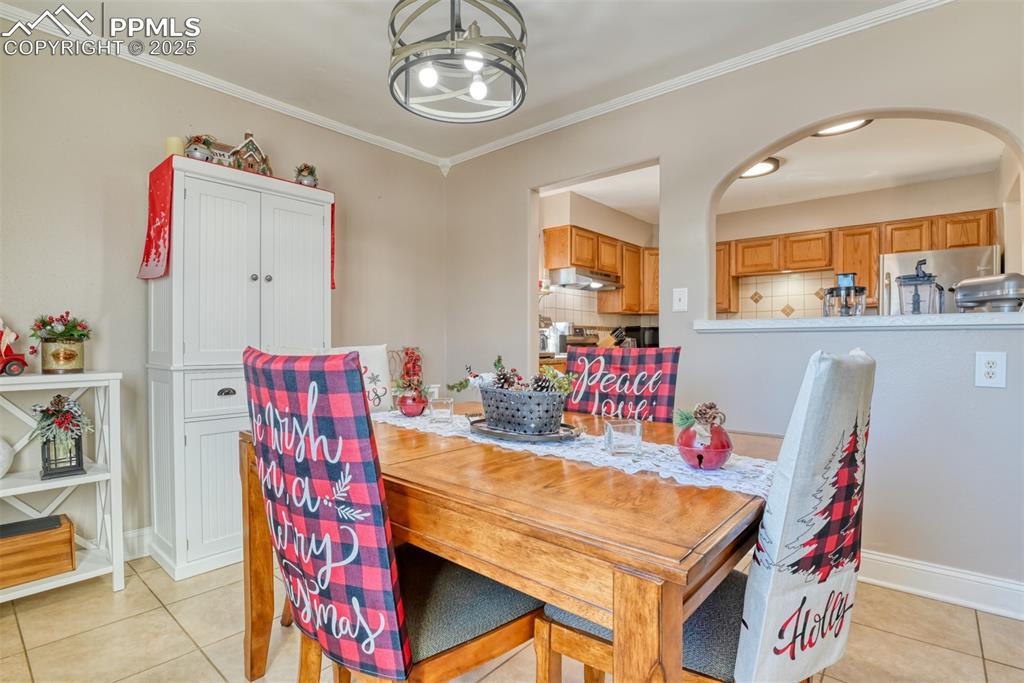 Image 14 of 39: Dining Area