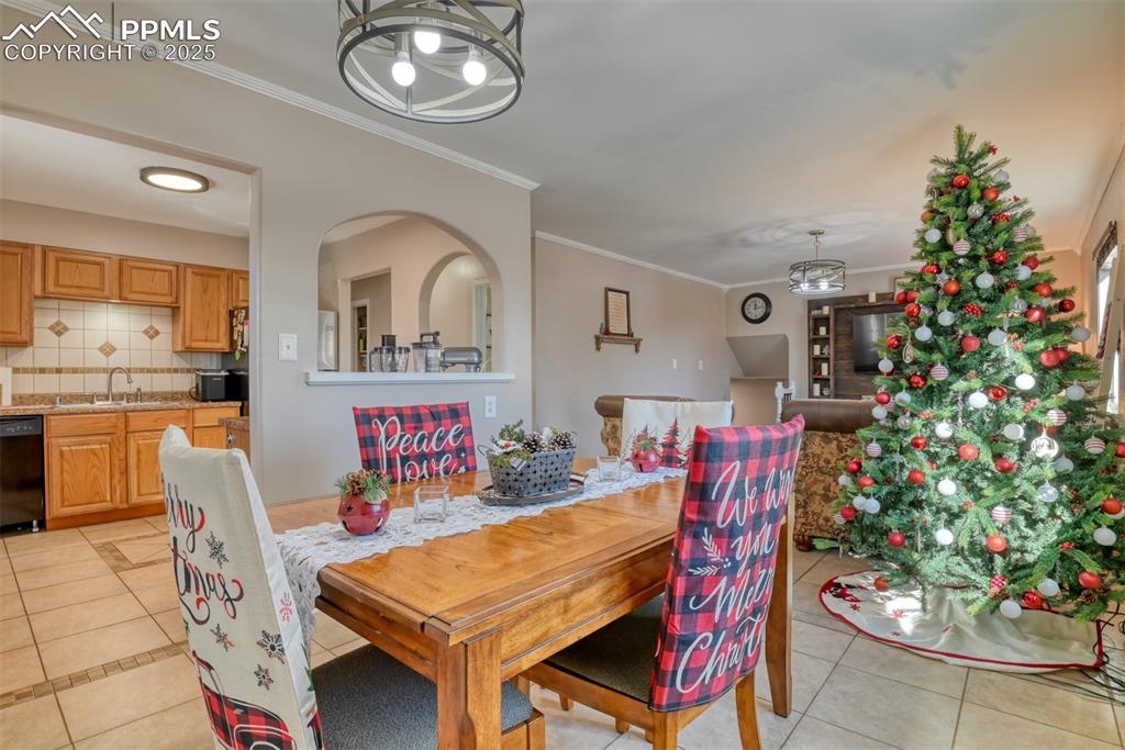 Image 15 of 39: Dining Area