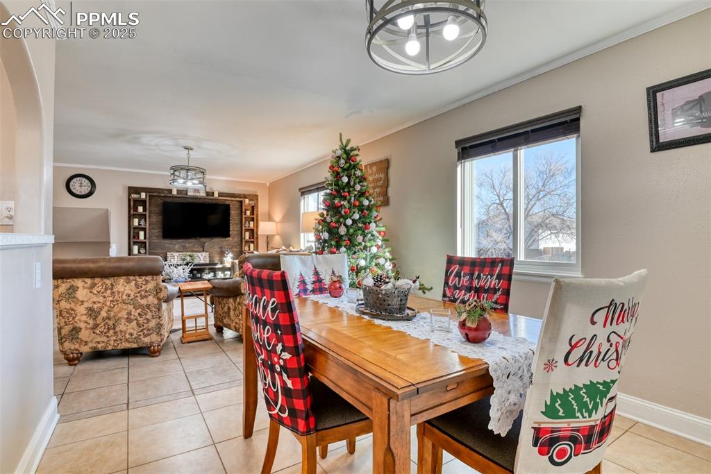 Image 16 of 39: Dining Area