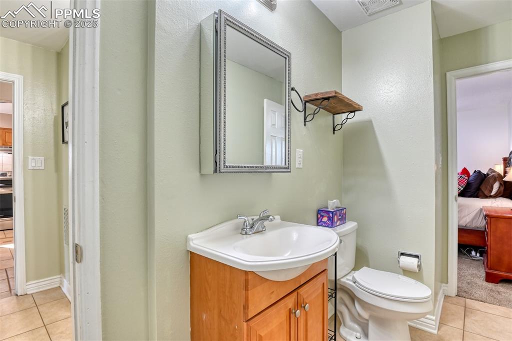 Image 21 of 39: Bathroom