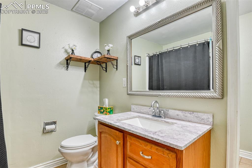 Image 22 of 39: Bathroom