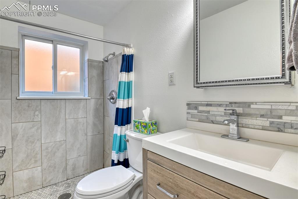 Image 32 of 39: Bathroom