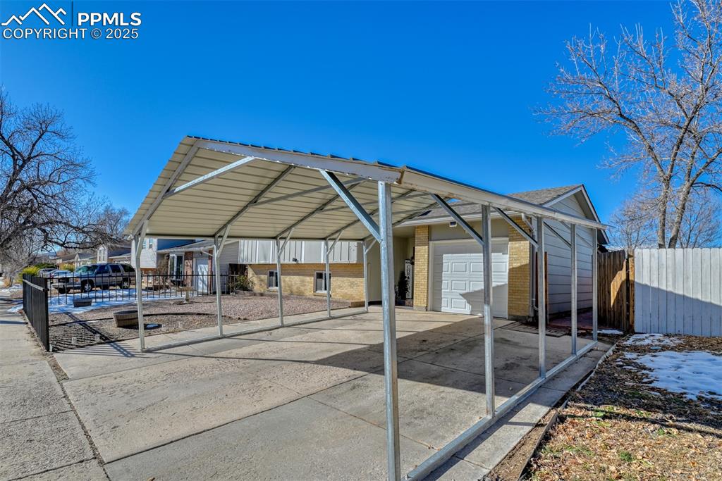 Image 33 of 39: Parking