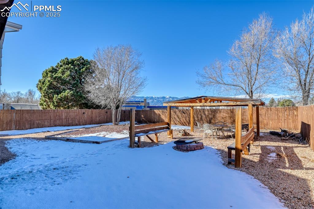 Image 34 of 39: Yard