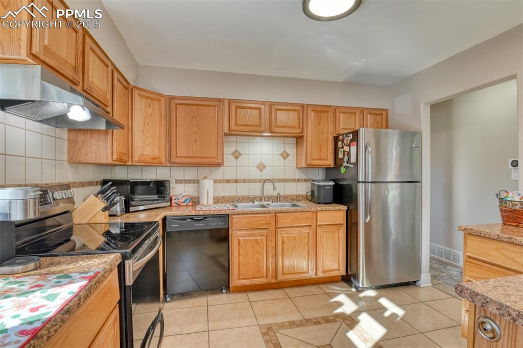 Image 4 of 39: Kitchen