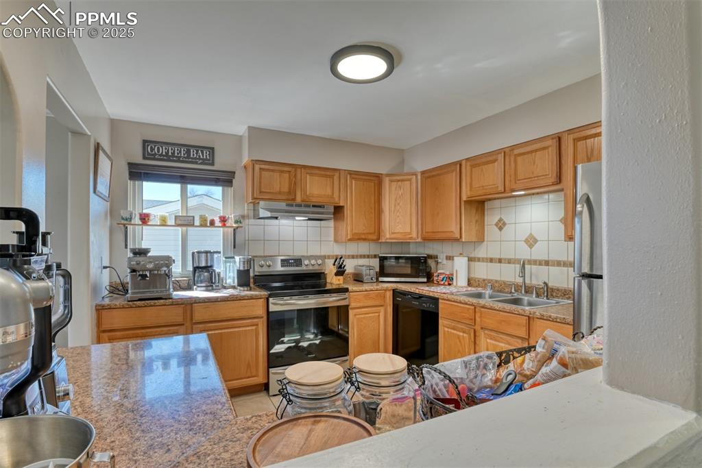 Image 5 of 39: Kitchen