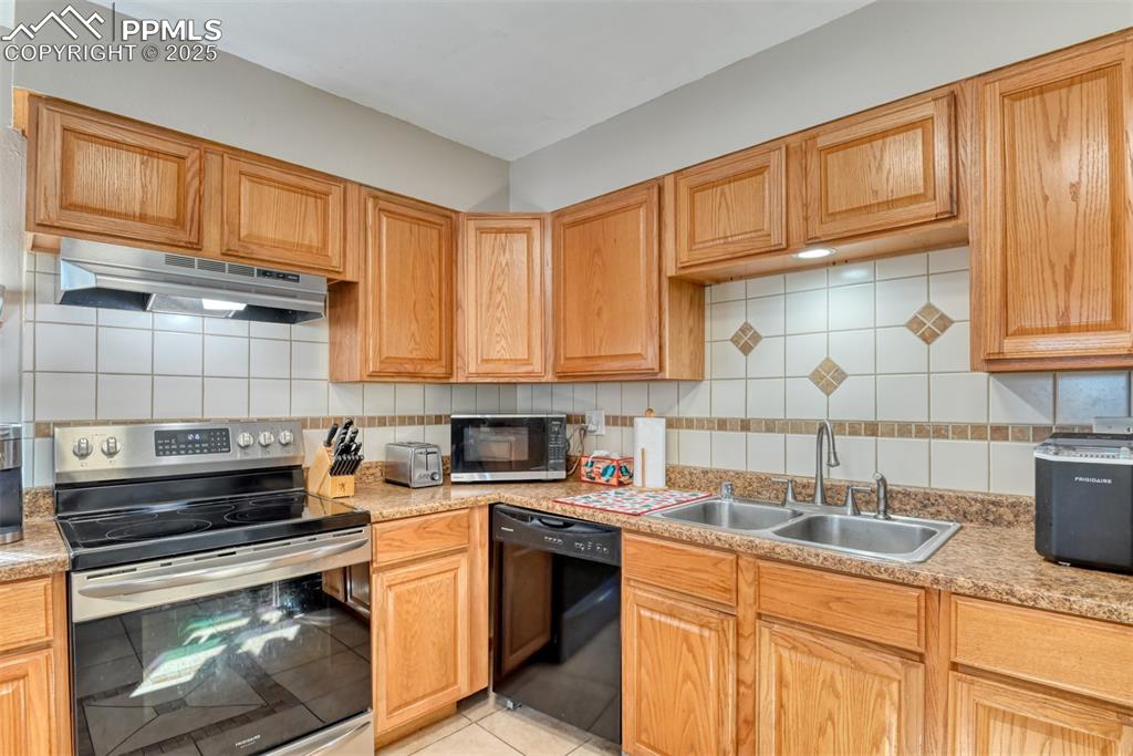 Image 8 of 39: Kitchen