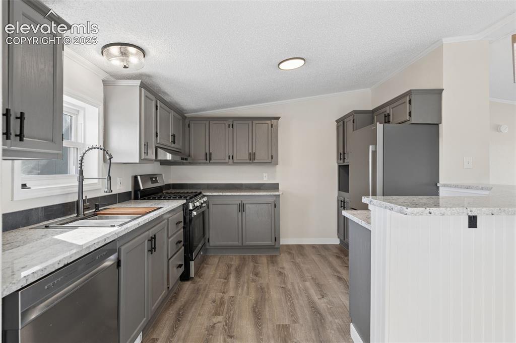 Image 15 of 36: Kitchen