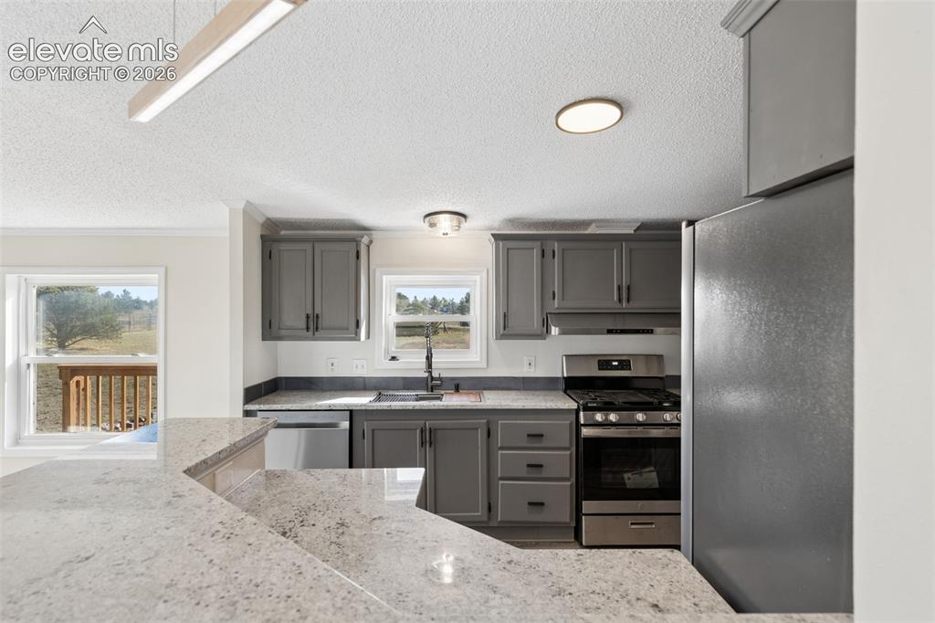 Image 17 of 36: Kitchen