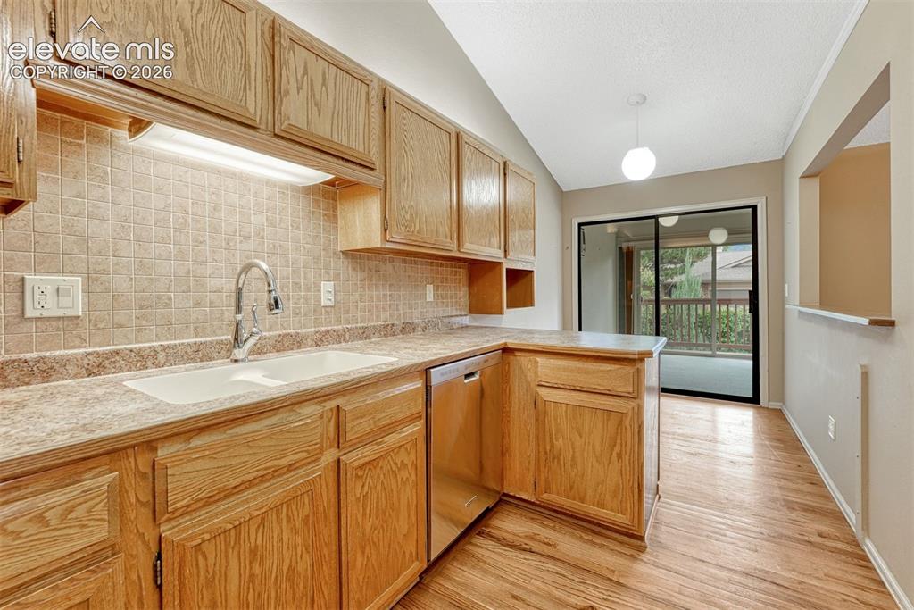 Image 15 of 50: Kitchen