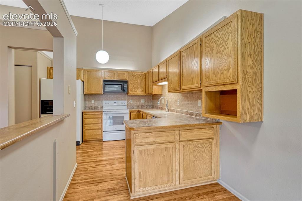Image 17 of 50: Kitchen