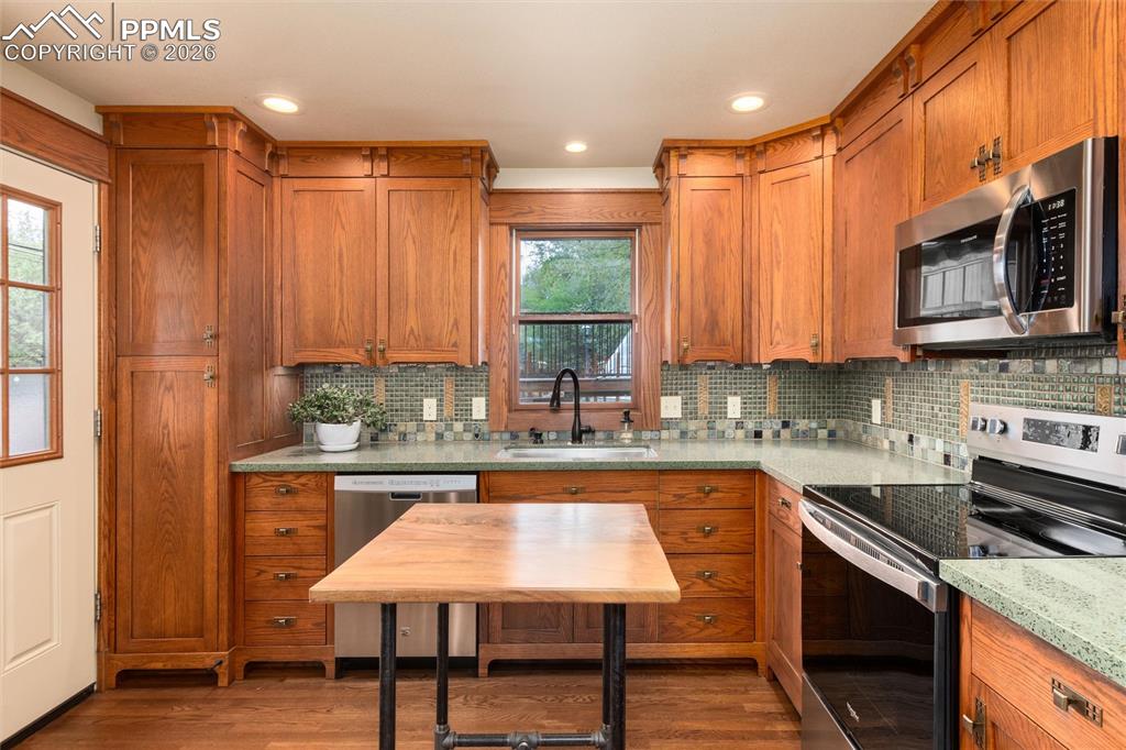 Image 14 of 49: Kitchen