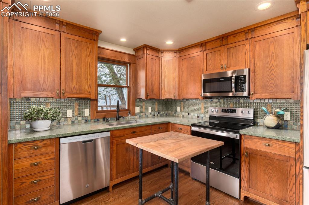 Image 15 of 49: Kitchen