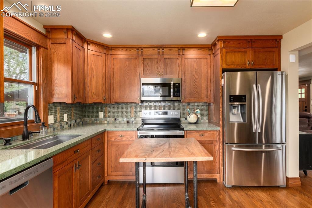 Image 16 of 49: Kitchen