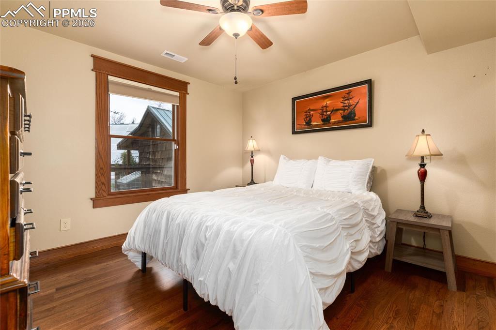 Image 17 of 49: Bedroom