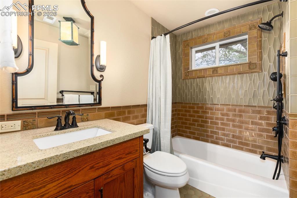 Image 18 of 49: Bathroom