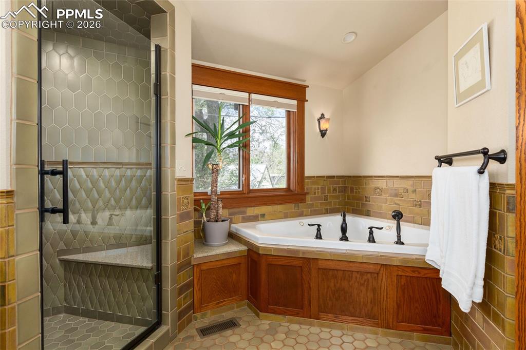 Image 26 of 49: Bathroom