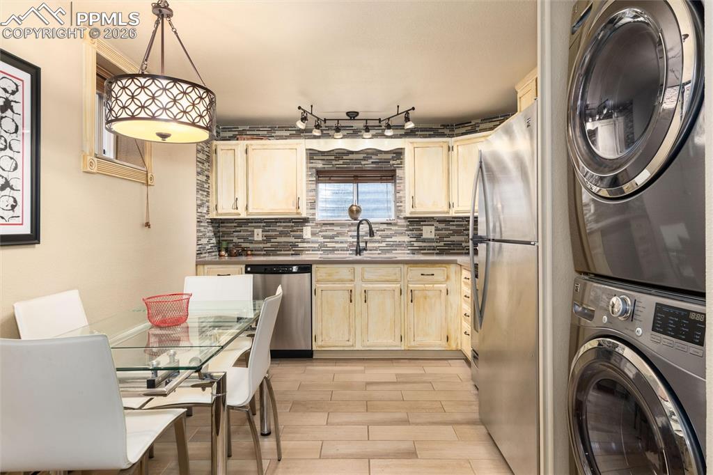 Image 34 of 49: Kitchen