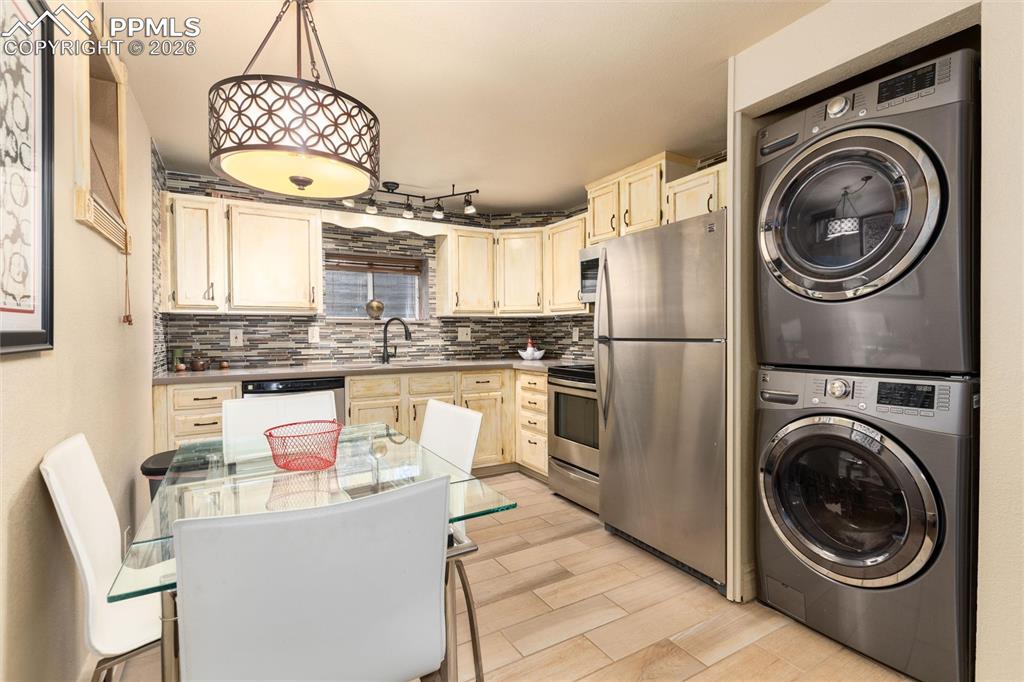 Image 35 of 49: Kitchen