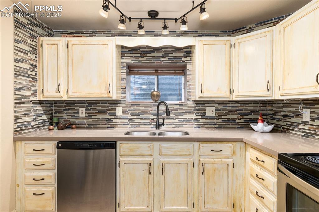 Image 36 of 49: Kitchen