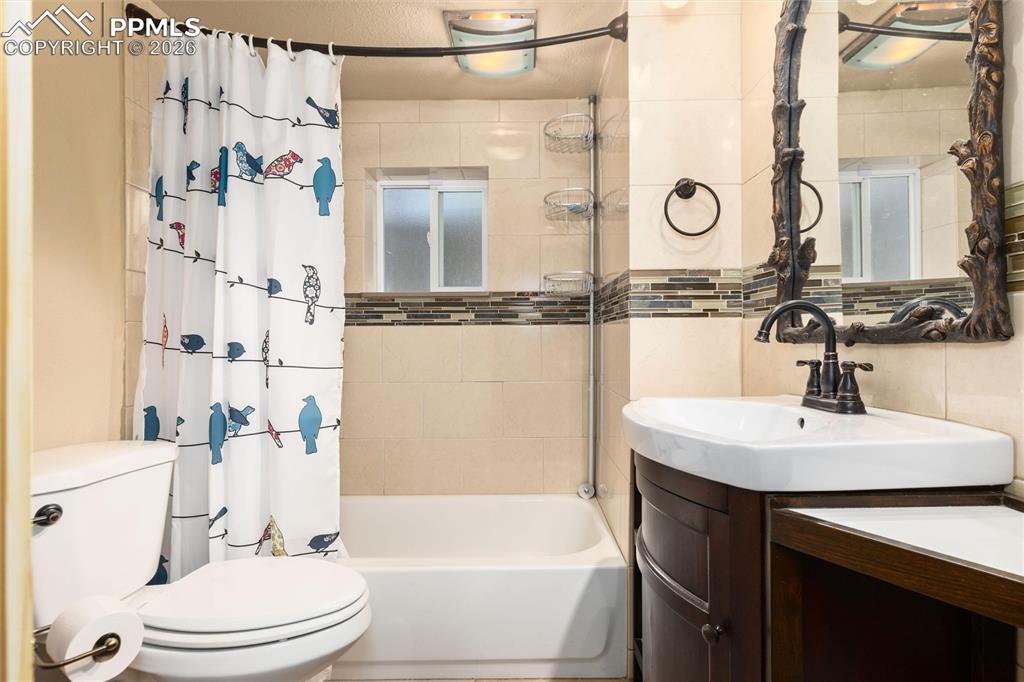 Image 40 of 49: Bathroom