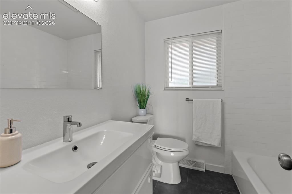 Image 14 of 34: Bathroom