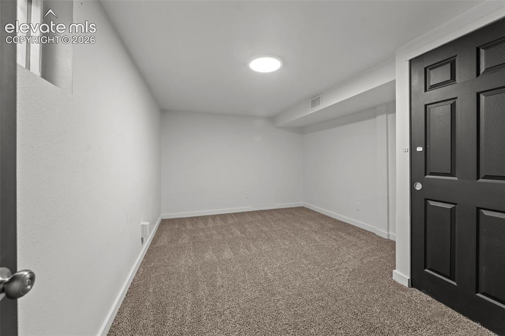 Image 19 of 34: Bedroom