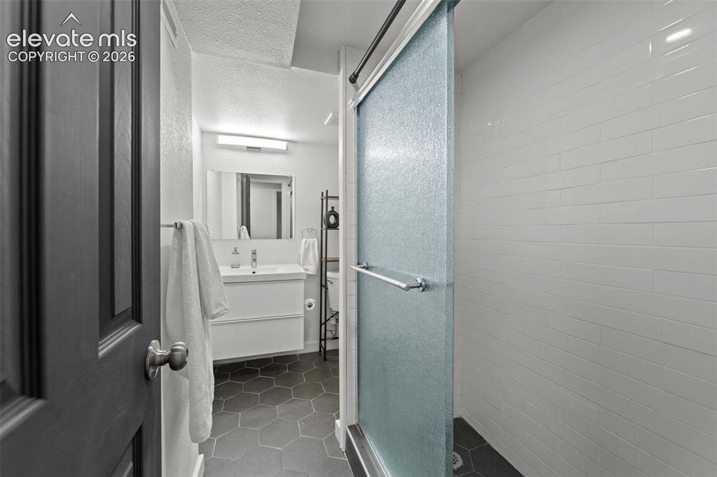 Image 20 of 34: Bathroom