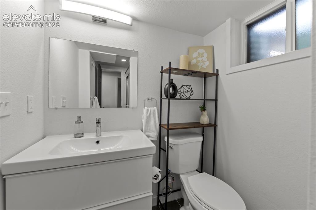 Image 21 of 34: Bathroom