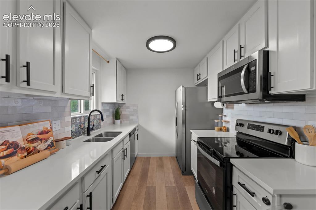 Image 6 of 34: Kitchen