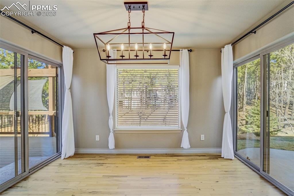 Image 12 of 38: Breakfast Nook