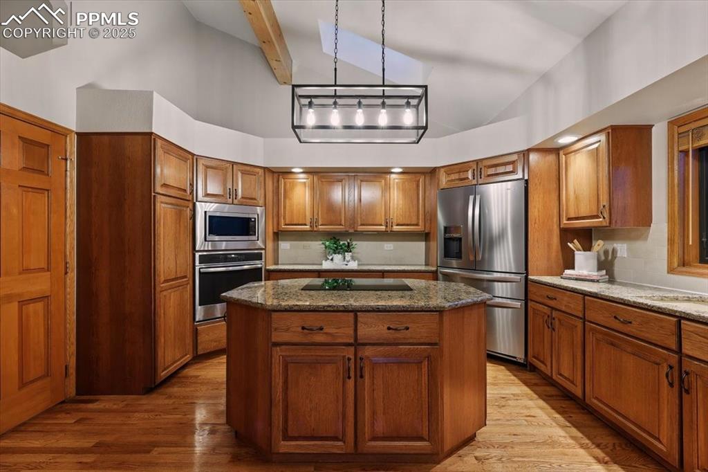 Image 13 of 50: Kitchen